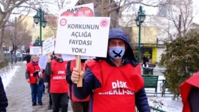 DİSK Emekli Sen üyeleri, emekli aylıklarının düşüklüğüne dikkati çekmek amacıyla