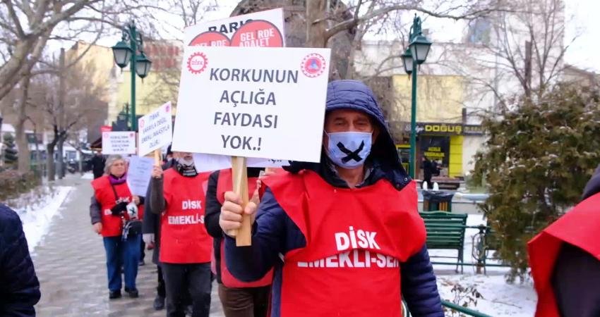 Eskişehir’de emeklilerden tramvayda sessiz protesto DİSK Emekli Sen üyeleri, emekli aylıklarının düşüklüğüne dikkati çekmek amacıyla