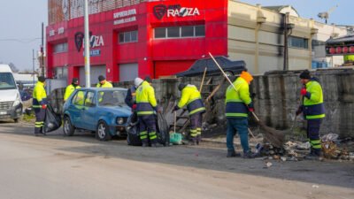 Etimesgut Belediyesi Temizlik İşleri Müdürlüğü ekipleri, mevsim şartlarının etkisiyle oluşan