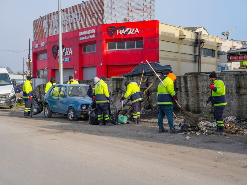 Etimesgut Belediyesi Temizlik İşleri Müdürlüğü ekipleri, mevsim şartlarının etkisiyle oluşan