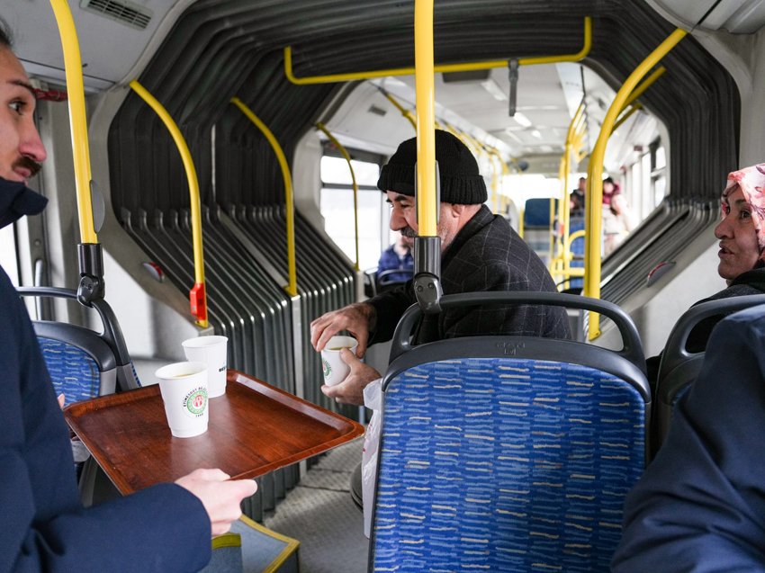 Etimesgut Belediyesi’nin sosyal belediyecilik anlayışıyla hayata geçirdiği Çorba İkram Karavanları