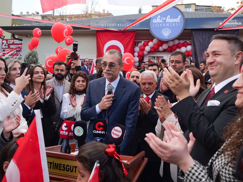 Etimesgut’ta sosyal belediyecilik uygulamalarıyla dayanışma güçleniyor Etimesgut Belediyesi, sosyal belediyecilik anlayışı doğrultusunda ilçe genelinde dayanışma kültürünü