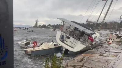 İstanbul'da sabah saatlerinde başlayan ve öğle saatlerinde etkisini artıran fırtına