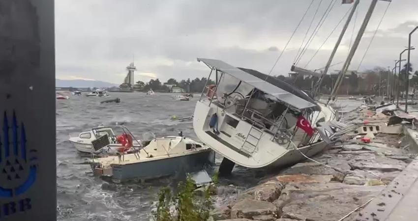 İstanbul'da sabah saatlerinde başlayan ve öğle saatlerinde etkisini artıran fırtına