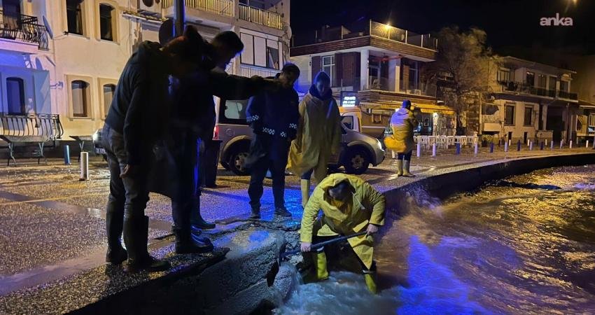 Foça Belediyesi, ilçede etkili olan sağanak yağışta Fen İşleri ve