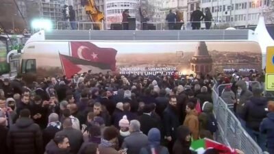 Sabahın erken saatlerinde İstanbul'un çeşitli noktalarında toplanan binlerce kişi, “Sinmiyoruz,