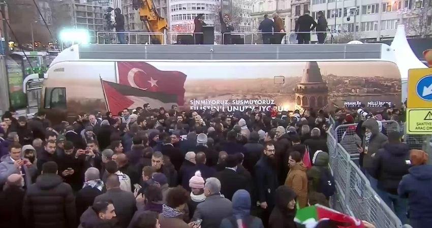 Sabahın erken saatlerinde İstanbul'un çeşitli noktalarında toplanan binlerce kişi, “Sinmiyoruz,