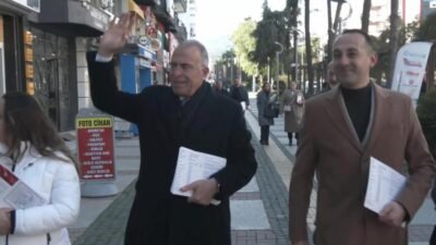 Gaziemir Belediye Başkanı Ünal Işık, ilkokul birinci ve ikinci sınıflara