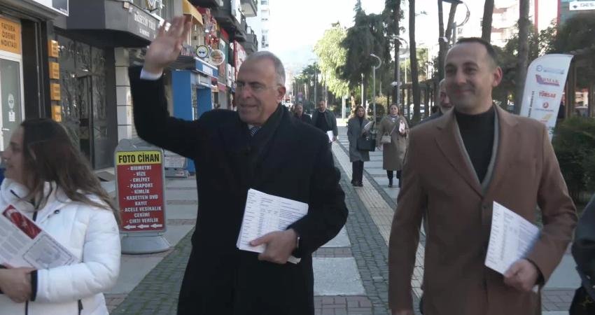 Gaziemir Belediye Başkanı Ünal Işık, ilkokul birinci ve ikinci sınıflara