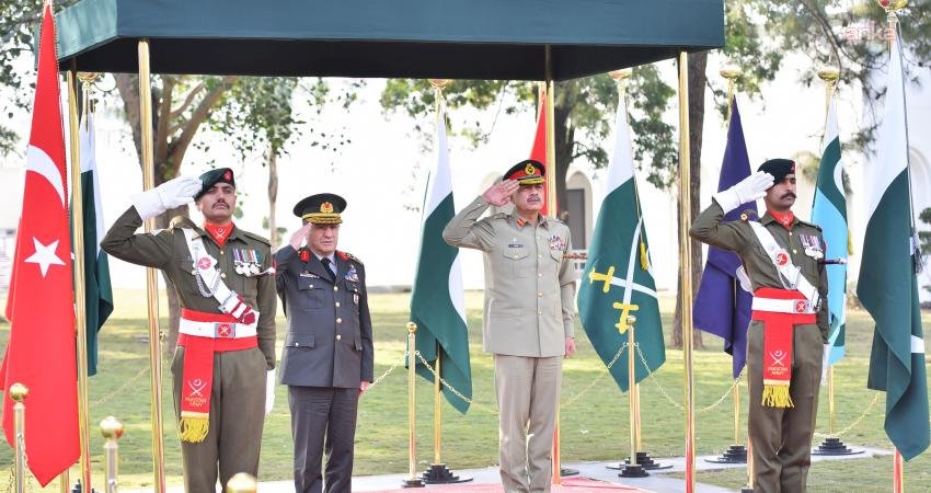 Genelkurmay Başkanı Orgeneral Selçuk Bayraktaroğlu, resmi ziyarette bulunduğu Pakistan'da Pakistan