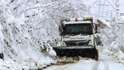 Giresun Belediyesi’nin karla mücadele ekipleri, yüksek rakımlı mahallelerde etkili olan