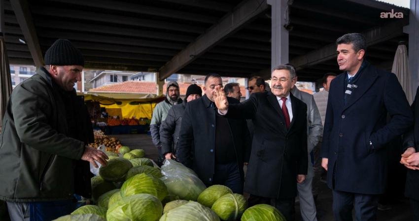 Gölbaşı Belediye Başkanı Odabaşı, semt pazarında esnaf ve vatandaş ile buluştu Gölbaşı Belediye Başkanı Yakup Odabaşı, Haymana Belediye Başkanı Levent Koç