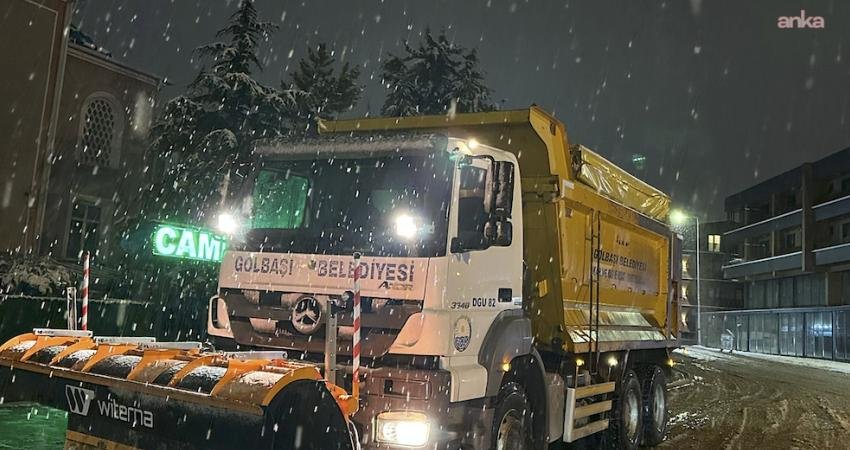Gölbaşı Belediyesi ekipleri, Ankara’da etkili olan kar yağışının vatandaşların günlük