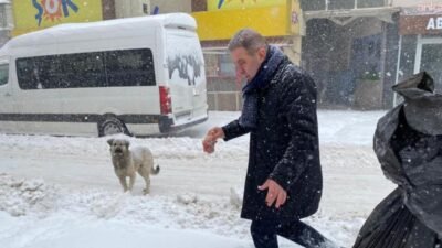 Yoğun kar yağışı ve soğuk havanın etkili olduğu Ordu'nun Gürgentepe ilçesinde belediye
