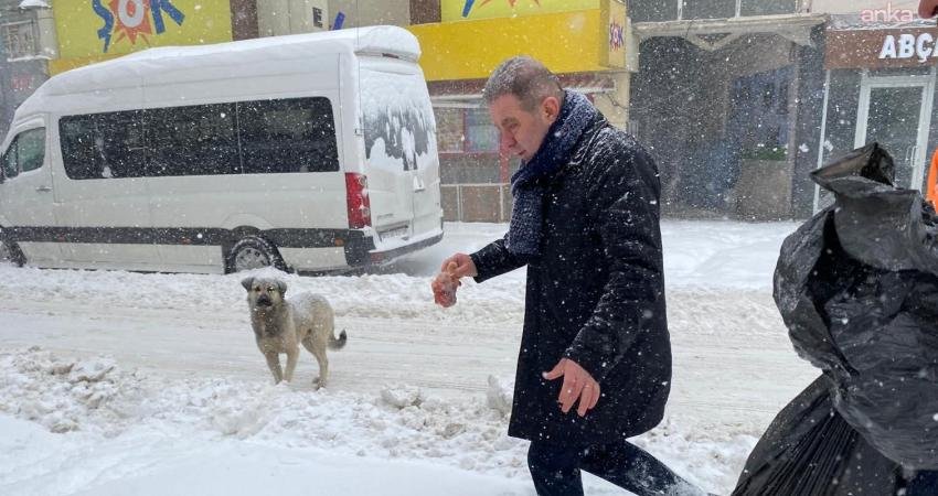 Yoğun kar yağışı ve soğuk havanın etkili olduğu Ordu'nun Gürgentepe ilçesinde belediye