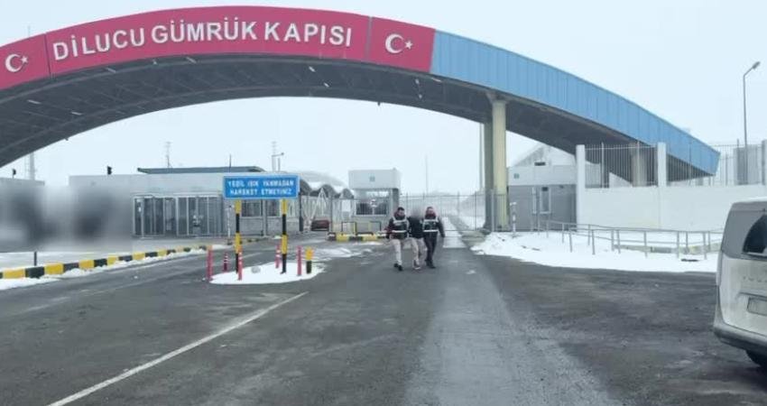 Hakkında kesinleşmiş hapis cezası olan kişi Dilucu Sınır Kapısı’nda yakalandı Hakkında kesinleşmiş hapis cezası bulunan bir kişi Nahçıvan’dan Türkiye’ye giriş