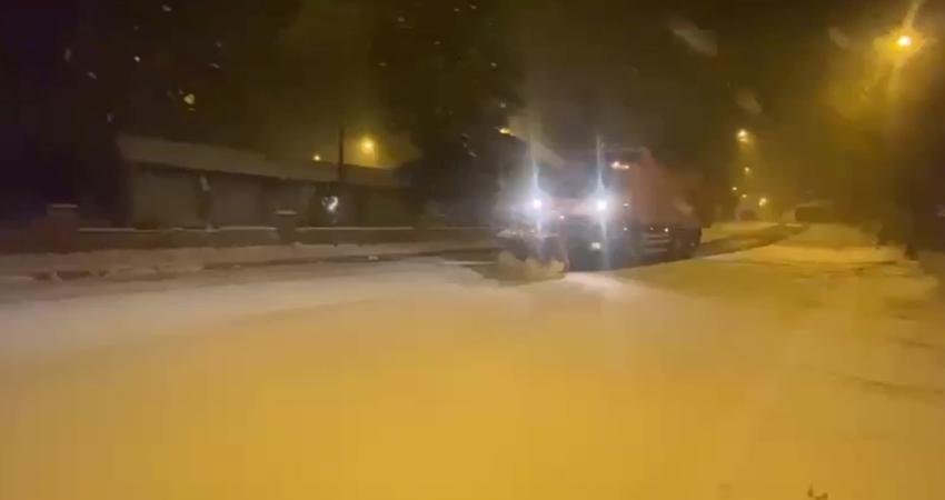 İstanbul’da sabah saatlerinden itibaren başlayan kar yağışı nedeniyle İstanbul Büyükşehir