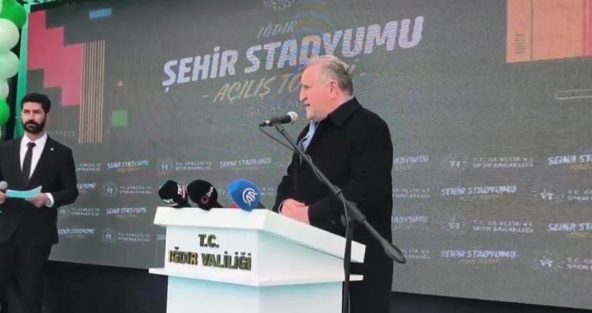 Iğdır’da yapımı tamamlanan Şehir Stadyumu düzenlenen törenle hizmete açıldı. Gençlik ve