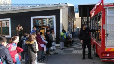 Kartal Belediyesi Afet İşleri Müdürlüğü, ilçedeki okullardan gelen öğrenci gruplarını