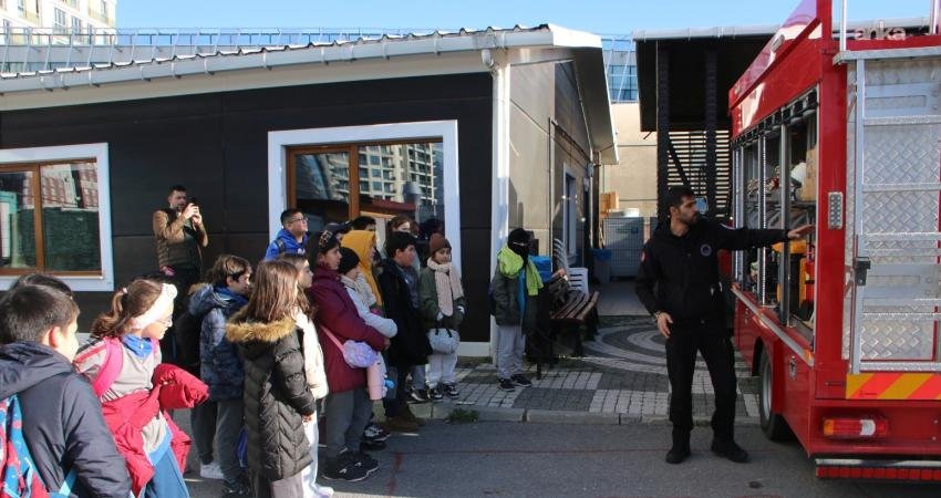 Kartal Belediyesi Afet İşleri Müdürlüğü, ilçedeki okullardan gelen öğrenci gruplarını