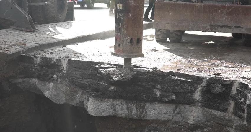 İnönü Caddesi’ndeki ana boru arızasına İZSU’dan müdahale İZSU Genel Müdürlüğü, Konak ve Karabağlar’ı besleyen ana isale hattındaki