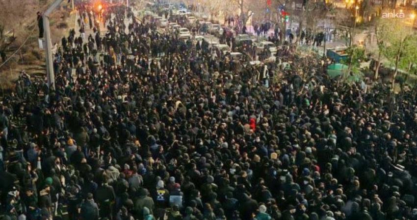 İnsan Hakları Kuruluşu: İran’daki protestolarda can kaybı 5 bini aştı, internet kesintileri sürüyor İran genelinde protestoların 27’nci gününde, insan hakları örgütü HRANA’nın derlediği