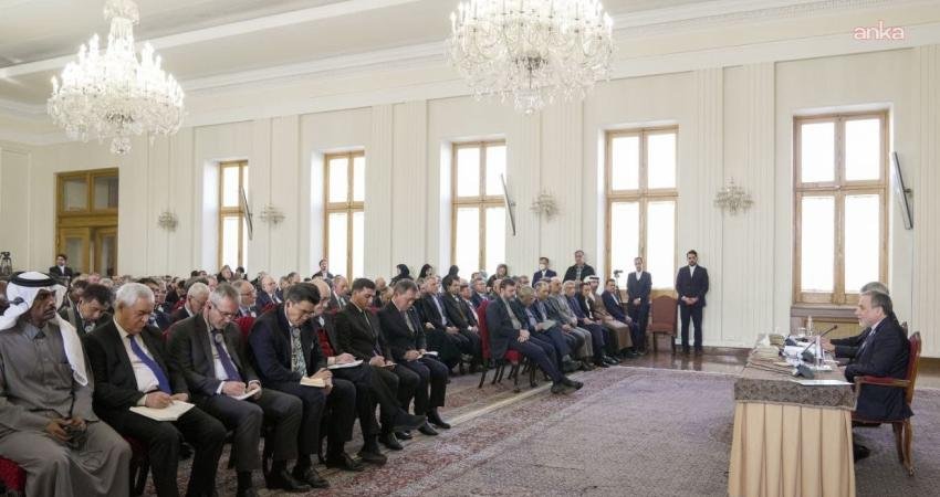 Tahran'daki yabancı misyon şefleri ve Büyükelçiler ile bir araya gelen