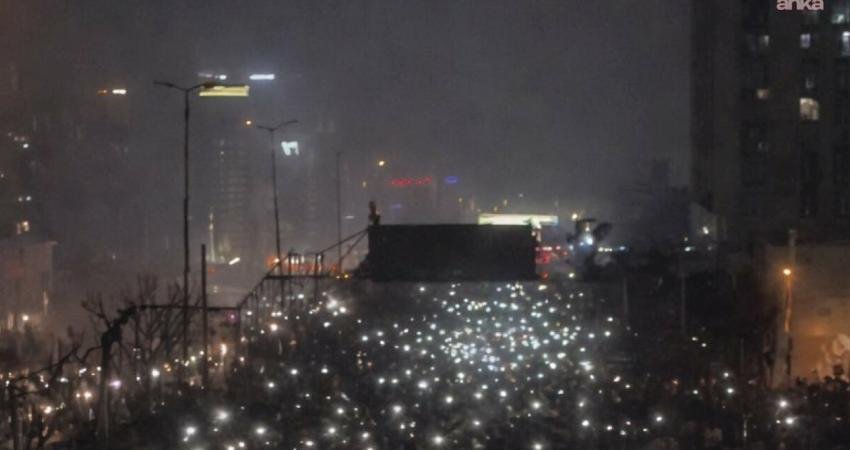 İran’da protestolara sert müdahale: Kitlesel can kayıpları, 60 saati geçen internet kesintisi ve ABD-İsrail’in askeri müdahale iddiaları İran medyası, “güvenlik güçlerinin protestoculara karşı ülke genelinde ölümcül güç