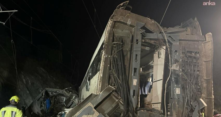 İspanya’nın güneyinde raydan çıkan yüksek hızlı trenin karşı yönden gelen