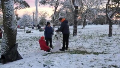 İstanbul Valiliği, akşam saatlerinde Avrupa Yakası'nın yüksek kesimlerinde yağışın karla