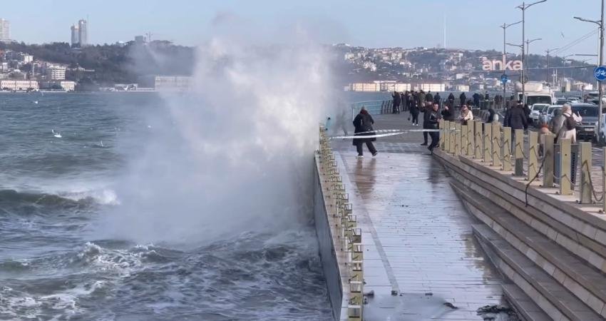 Dün fırtına etkisiyle 45 ağaç devrilmesi, 89 çatı uçması olayının