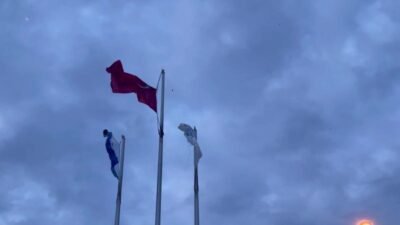 İstanbul’da etkili olan kuvvetli lodos, günlük hayatı olumsuz etkiledi. Hava