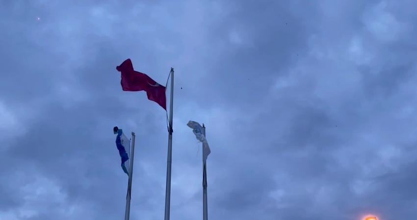 İstanbul’da etkili olan kuvvetli lodos, günlük hayatı olumsuz etkiledi. Hava