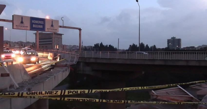 İzmir’in Buca ilçesinde freni boşalan iş makinesi yüklü kamyonun otomobile