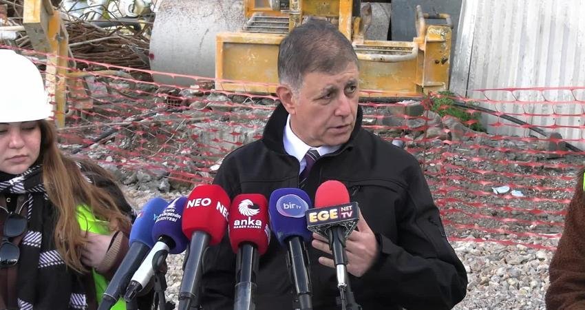 İzmir Büyükşehir Belediye Başkanı Tugay’dan iktidara ‘kredi’ tepkisi: Krediler politik nedenlerle onaylanmıyor İzmir Büyükşehir Belediye Başkanı Cemil Tugay, bakanlıkların belediyenin kredi taleplerine