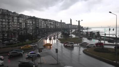 İzmir Büyükşehir Belediyesi, sabah saatlerinde etkili olan kuvvetli sağanak nedeniyle