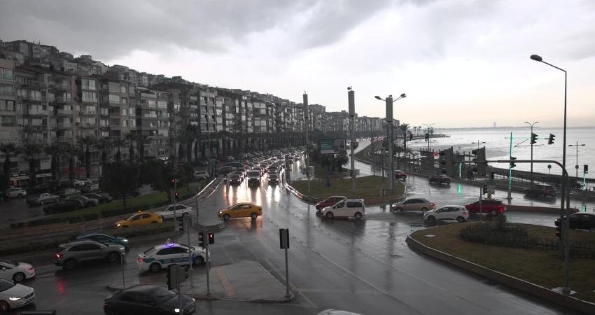İzmir Büyükşehir Belediyesi, sabah saatlerinde etkili olan kuvvetli sağanak nedeniyle
