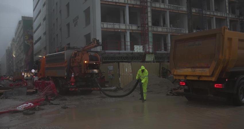 İzmir Büyükşehir Belediyesi ekipleri yağış nöbetinde İzmir Büyükşehir Belediyesi, kent genelinde etkili olan kuvvetli yağış, sel