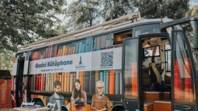 İzmir Büyükşehir Belediyesi’nin Gezici Kütüphane hizmeti, yarıyıl tatilinde ilçelere konuk
