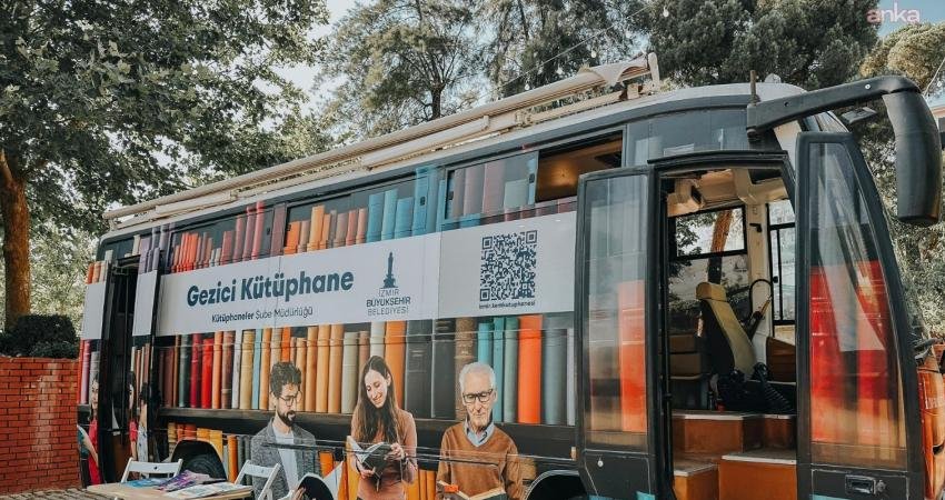 İzmir Büyükşehir Belediyesi’nin Gezici Kütüphane hizmeti, yarıyıl tatilinde ilçelere konuk
