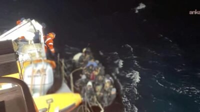 İzmir’in Dikili ilçesi açıklarında düzensiz göçmenleri taşıyan botun batma tehlikesi