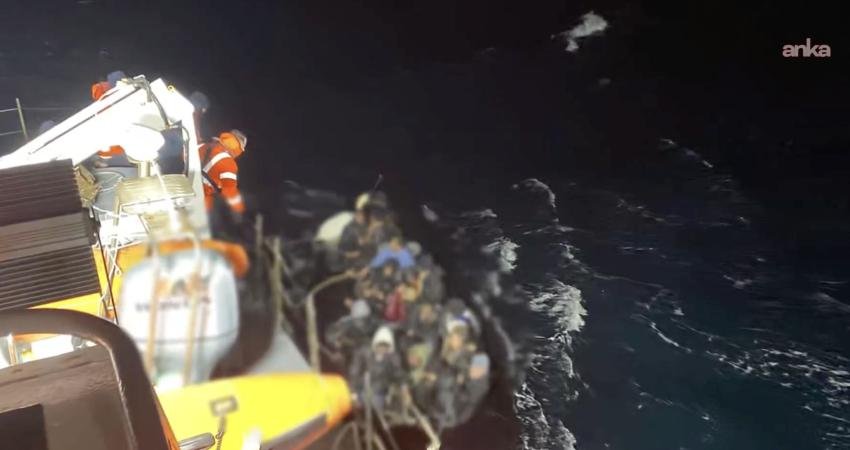 İzmir’in Dikili ilçesi açıklarında düzensiz göçmenleri taşıyan botun batma tehlikesi