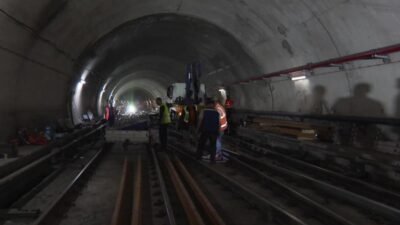 İzmir Metrosu Fahrettin Altay İstasyonu’nda başlatılan makas değişim çalışmalarında yoğun