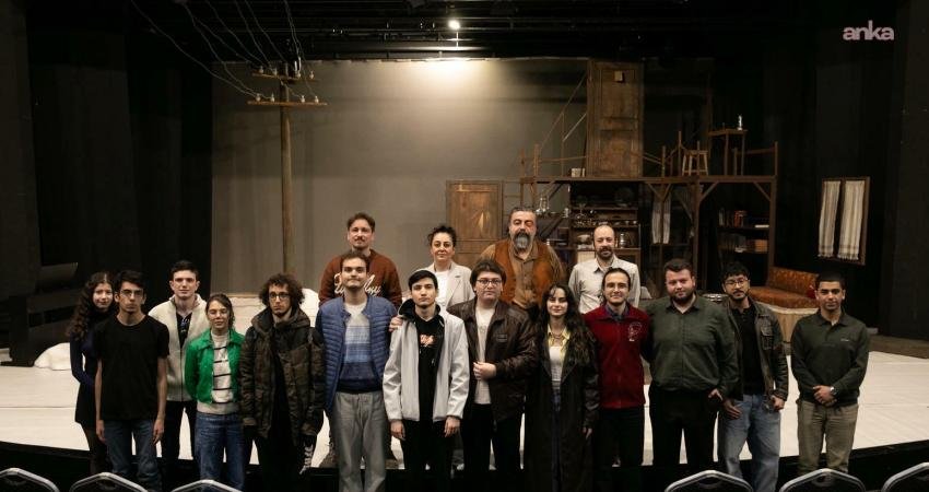 İzmir Şehir Tiyatroları, gençlerle sahnede buluştu İzmir Şehir Tiyatroları’nın gençlerin tiyatro sanatına ilgisini artırmak hedefiyle gerçekleştirdiği