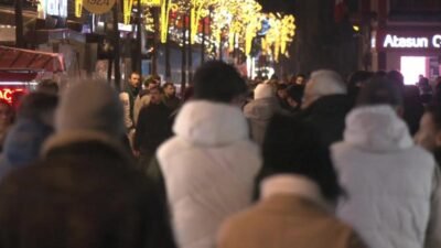 İzmir’de yurttaşlar, resmi bir kutlama programı ya da konser düzenlenmemesine