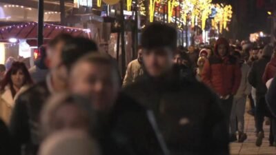 İzmir’de yeni yıla saatler kala cadde ve sokaklarda yoğunluk yaşandı.