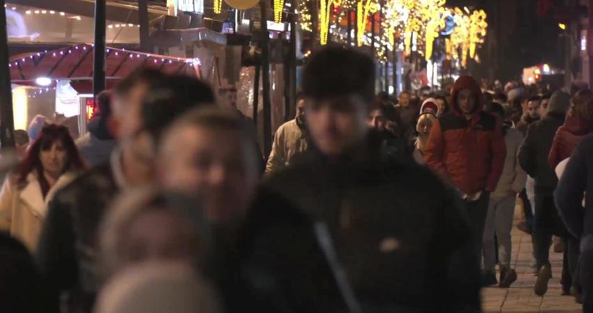 İzmir’de yeni yıla saatler kala cadde ve sokaklarda yoğunluk yaşandı.