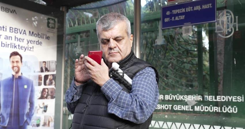 İzmir Büyükşehir Belediyesi’nin ödüllü “Duraktayım” uygulaması, engellilerin kent içi ulaşımını