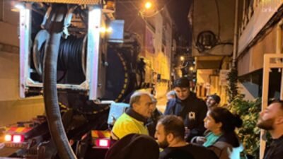 İzmir’de akşam saatlerinde etkisini artıran sağanak ve fırtına, kent genelinde