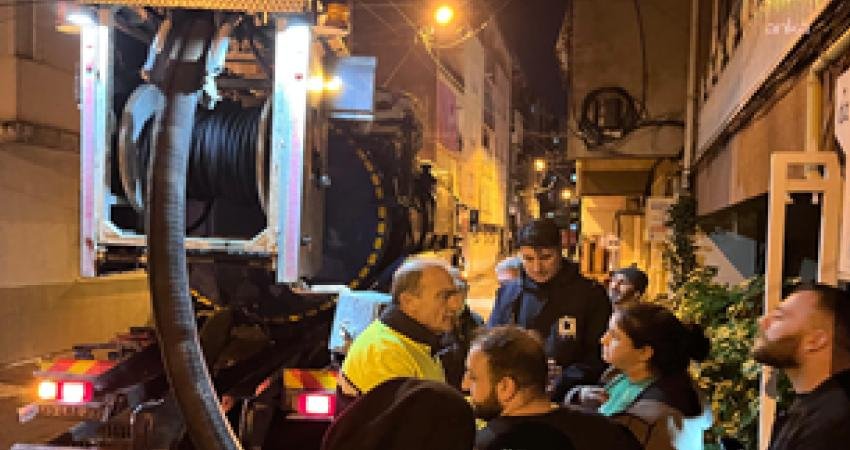 İzmir’de ekipler gece boyunca sahada İzmir’de akşam saatlerinde etkisini artıran sağanak ve fırtına, kent genelinde